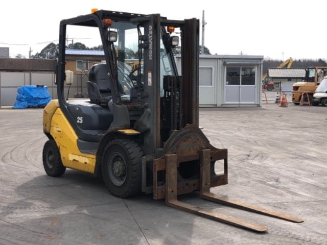 xe nang dau komatsu 2.5FD25T-17 