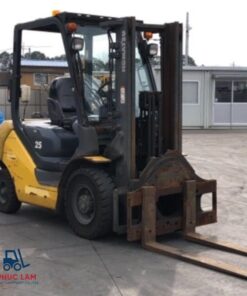 xe nang dau komatsu 2.5 tan fd25t-17