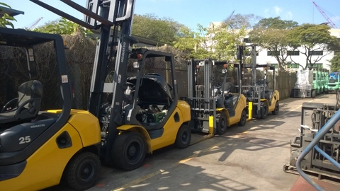 xe nang dau komatsu 2.5 tan fd25t-17