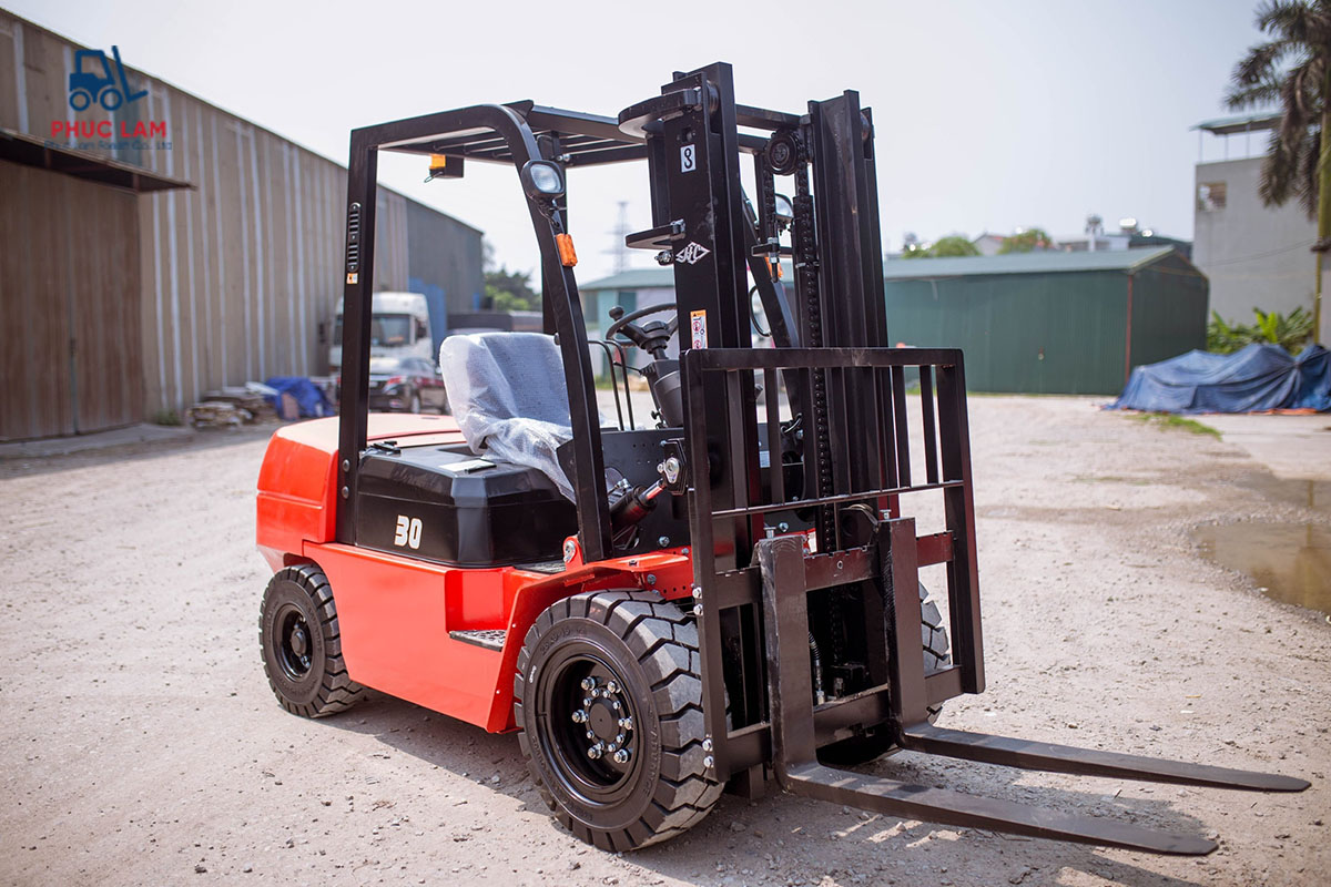 Các yếu tố ảnh hưởng đến giá xe nâng dầu