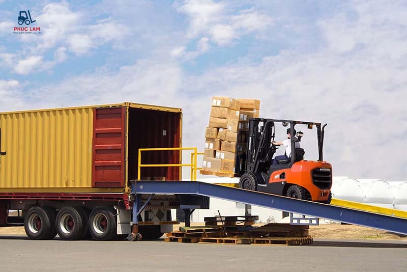 Nhu cầu sử dụng xe nâng hàng có chui vào được trong container không
