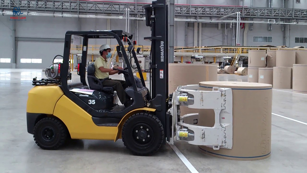 Xe nâng kẹp cuộn giấy tròn