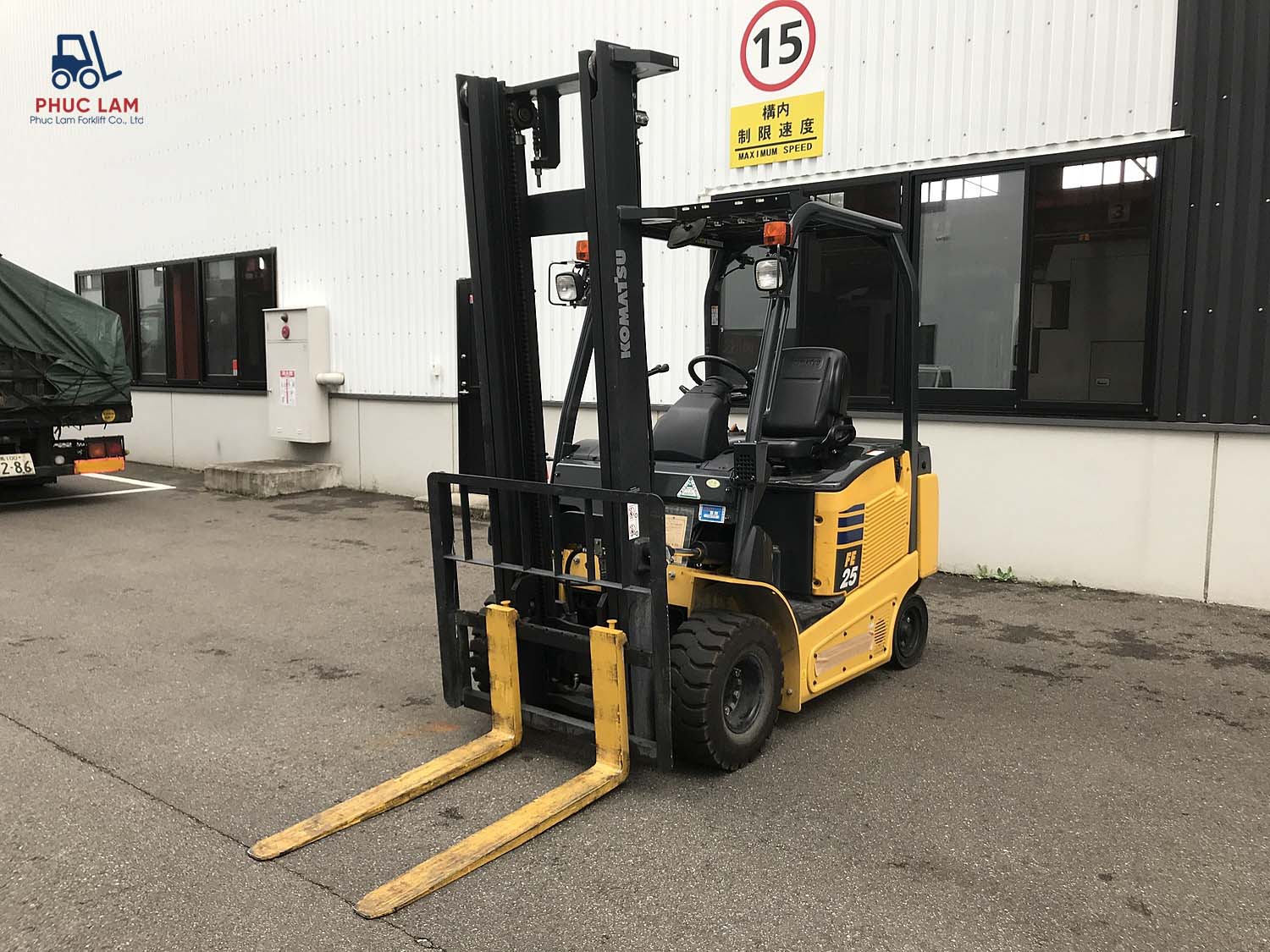 Giá xe nâng Komatsu cũ Nhật chính hãng