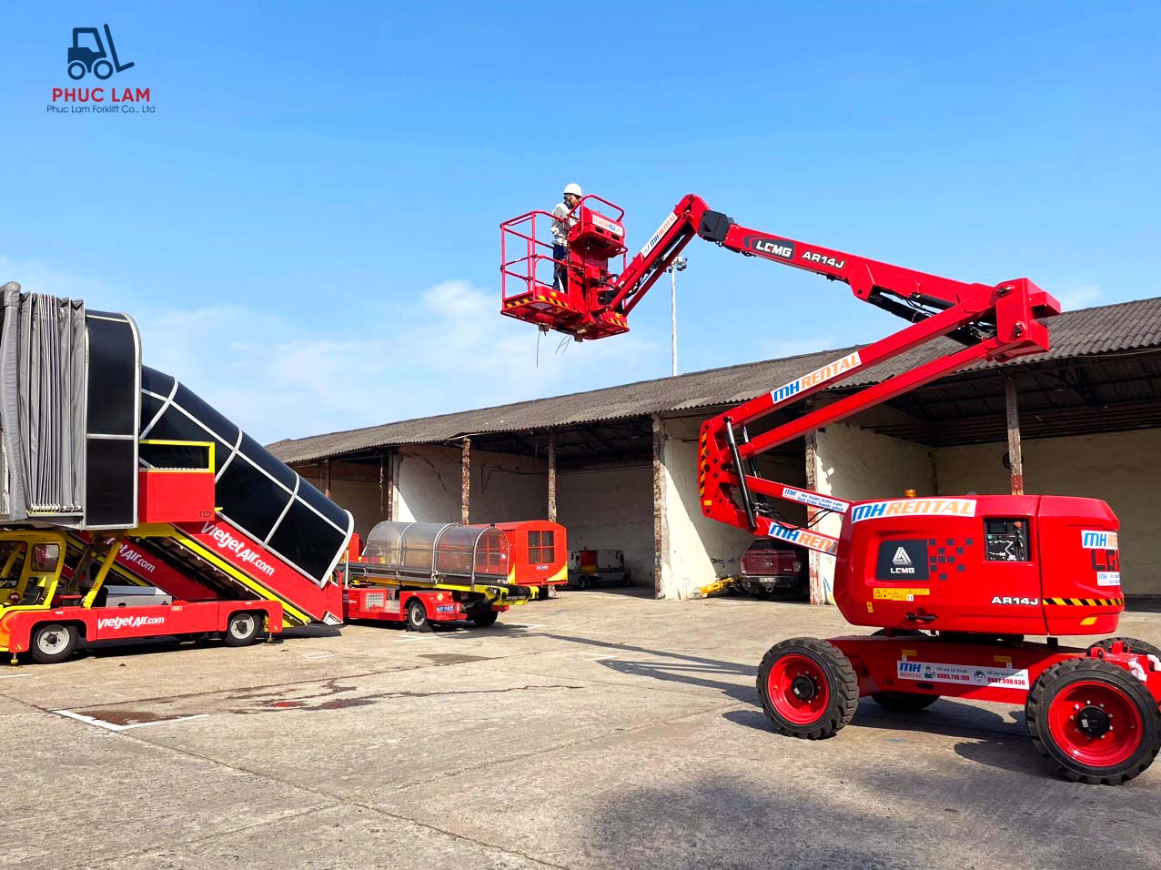 Hướng dẫn vận hành xe nâng đúng chuẩn khi công nhân làm việc trên cao