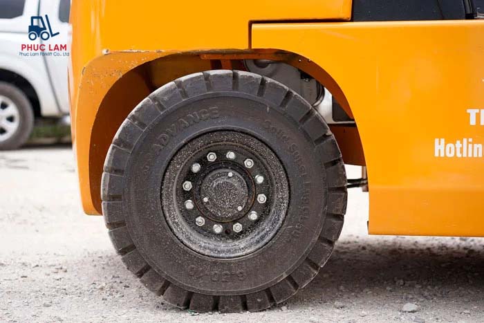 Lắp lốp xe nâng