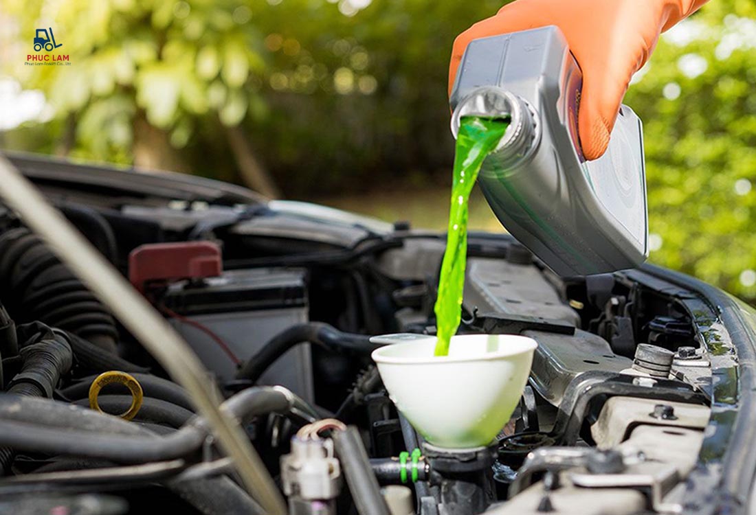 Làm mát động cơ xe nâng khi mực nước làm mát không đủ