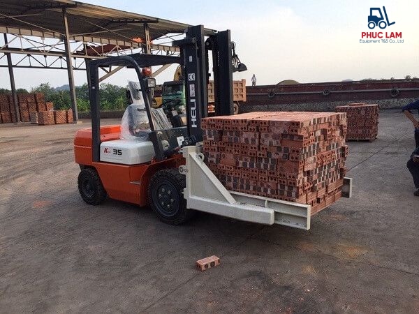 Xe nâng dầu kẹp gạch không nung Xe nâng dầu kẹp gạch không nung