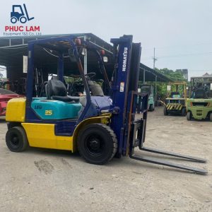 Xe nâng dầu ngồi lái Komatsu 2.5 tấn model FD25T-12 cũ
