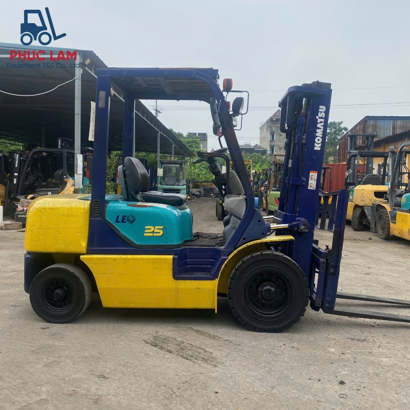 Xe nâng dầu ngồi lái Komatsu 2.5 tấn model FD25T-12 cũ