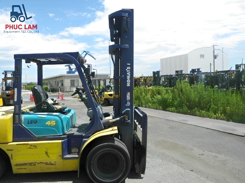 Xe nâng dầu ngồi lái Komatsu 4.5 tấn model FD45T-7 cũ