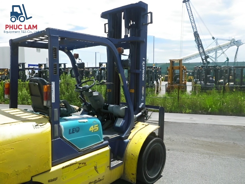 Xe nâng dầu ngồi lái Komatsu 4.5 tấn model FD45T-7 cũ