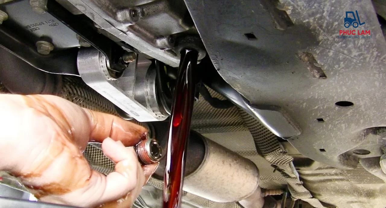 Thay dầu hộp số xe nâng