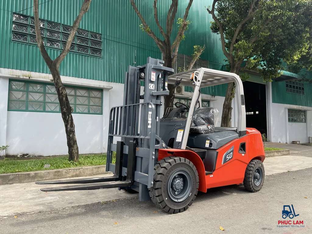 Xe nâng dầu 5 tấn Heli