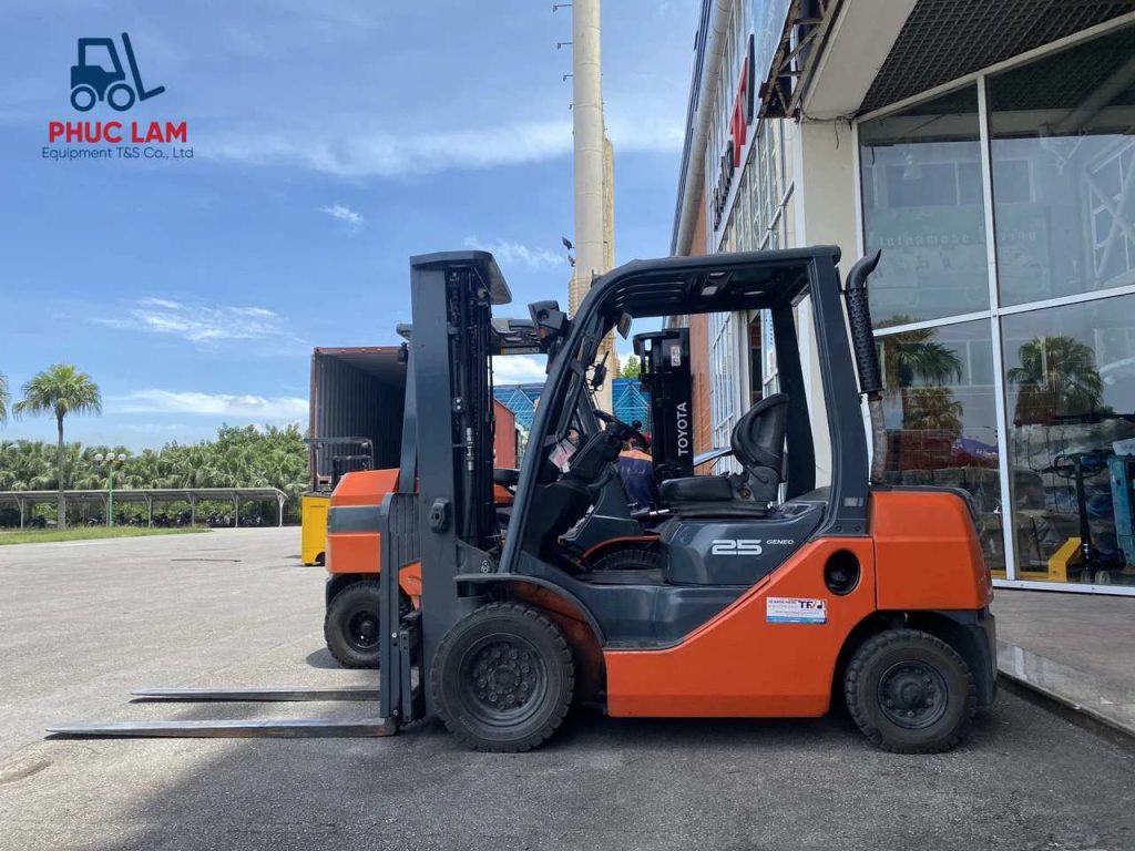Xe nâng dầu Toyota 2.5 tấn