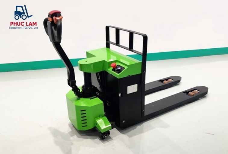 Xe nâng xanh gắn tay cầm