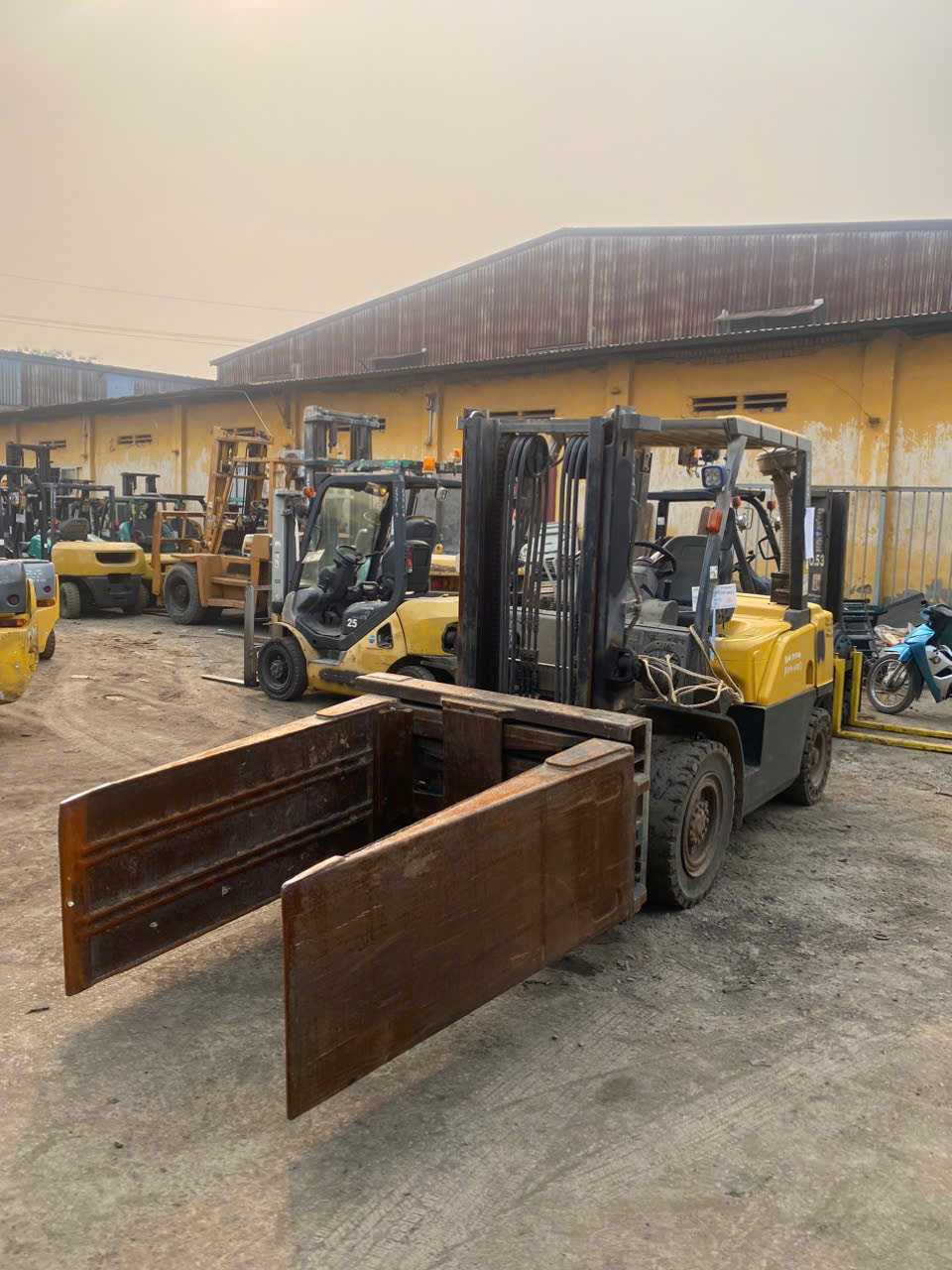 Xe nâng dầu Unicarier 4.0 T kẹp vuông, mâm xoay