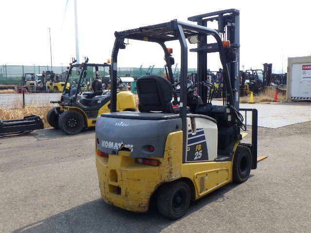 Xe nâng điện Komatsu 2.5 tấn ngồi lái mới 90%