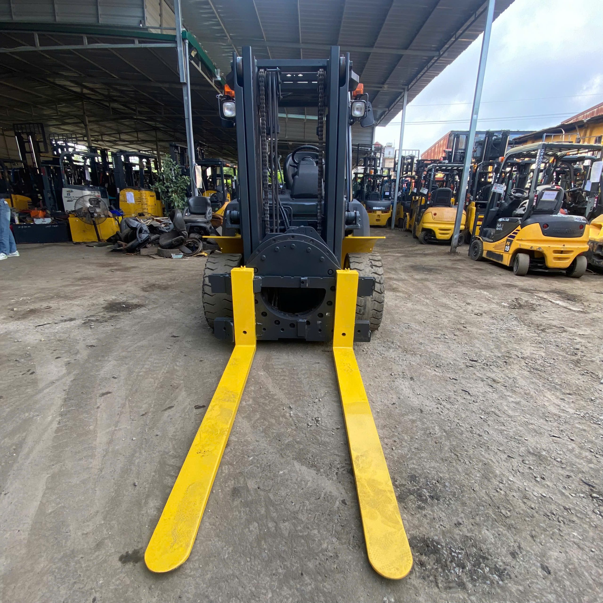 Những dòng xe nâng Komatsu bãi phù hợp cho hoạt động xuất nhập khẩu