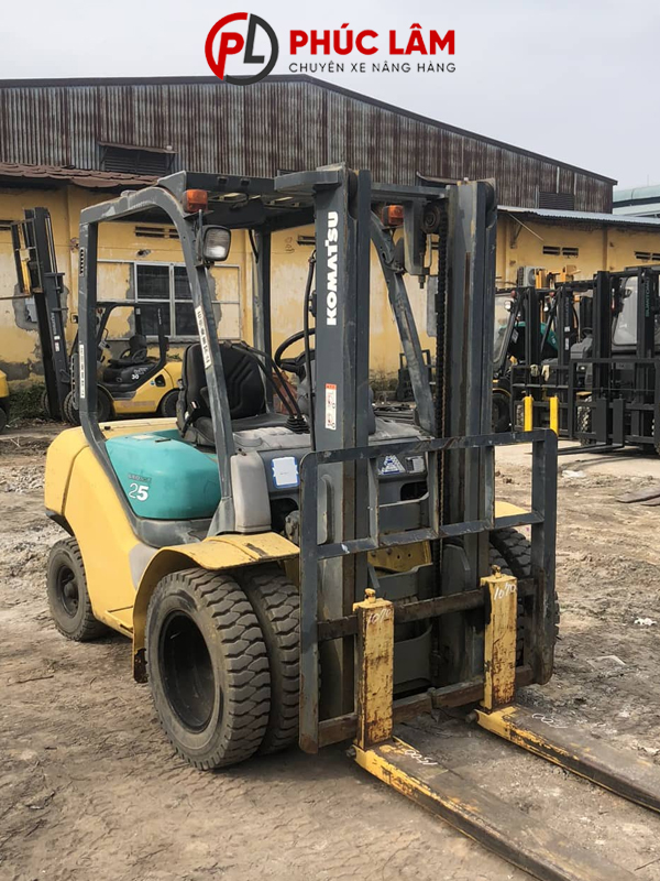 Xe nâng dầu ngồi lái 2.5 tấn Komatsu FD25C-15