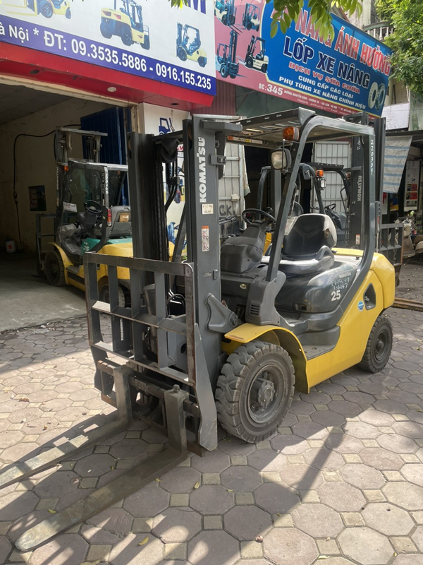 Xe nâng dầu 2.5 tấn Komatsu FD25C-17
