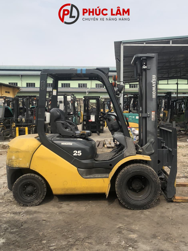 Xe nâng cũ chạy dầu 2.5 tấn Komatsu FD25T-17