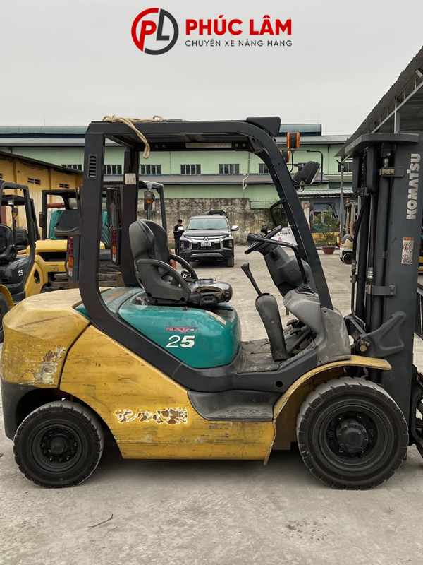 Xe nâng dầu 2,5 tấn Komatsu FD25C-16