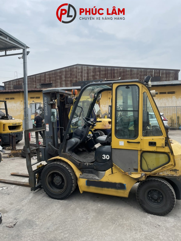 Xe nâng dầu 3 tấn Komatsu FD30T-17