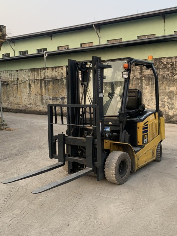 Xe nâng điện 2.5 tấn bình khô sạc nhanh Komatsu FE25-1