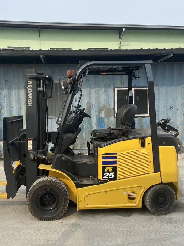 Xe nâng điện 2,5 tấn bình khô sạc nhanh Komatsu FE25-1