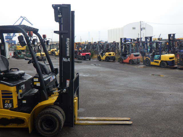 xenang-xe-nang-dien-2-5-tan-komatsu-fe25-1-serial-305562-5.jpg