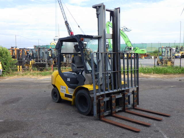 xenang-xe-nang-dau-komatsu-2-5-tan-fd25t-17-seri-322412-san-xuat-nam-2013-2.jpg